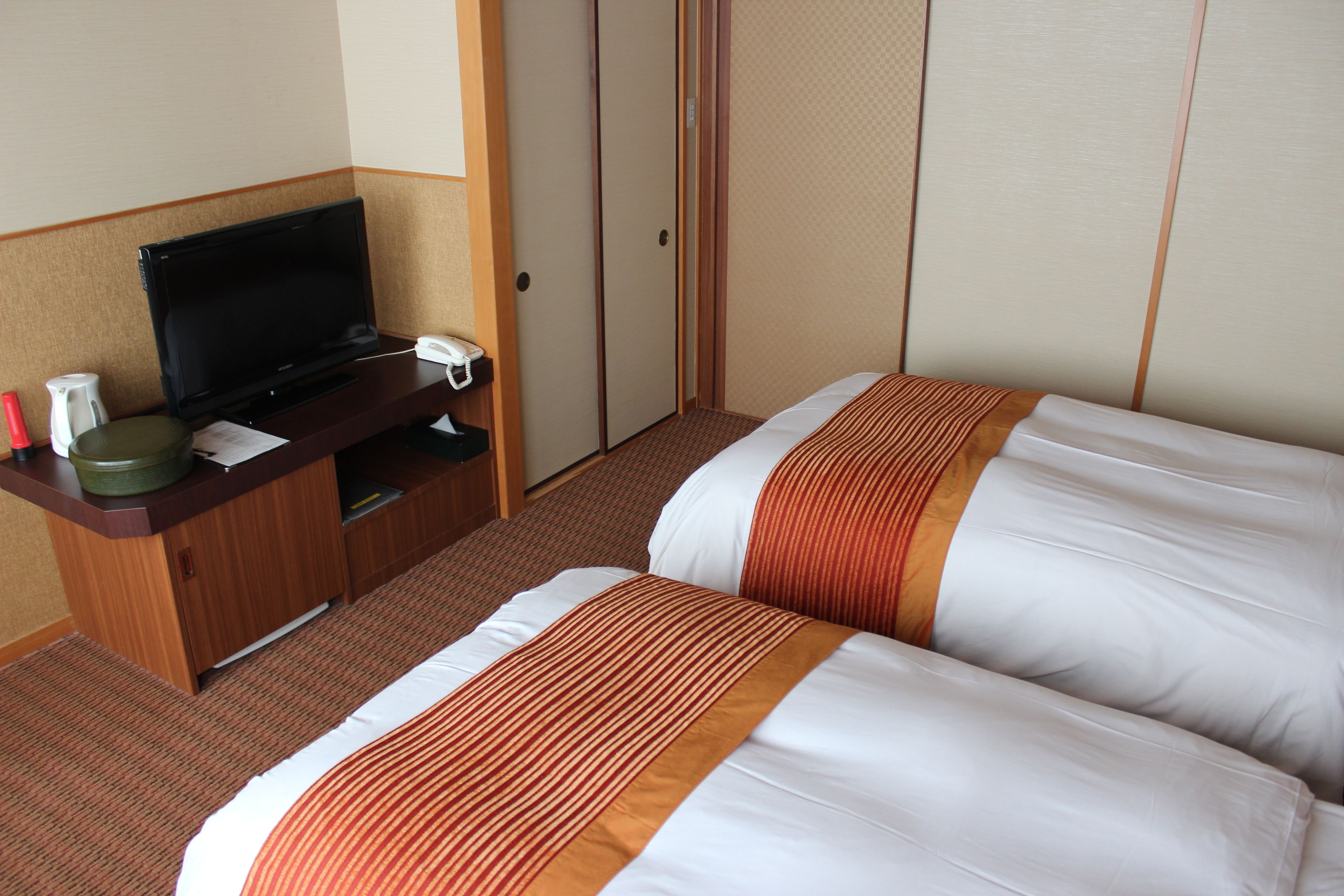 twin room | in-room safe, free wifi, bed sheets