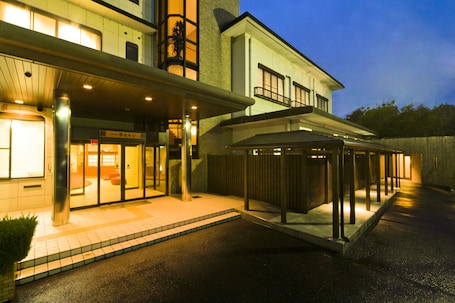 Fachada de la propiedad por la tarde o noche