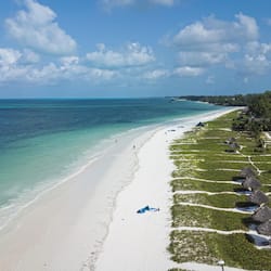 Plage, cabines gratuites, chaises longues, parasols