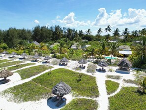 Am Strand, Cabañas (kostenlos), Liegestühle, Sonnenschirme