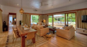 Villa - 5 sovrum | Vardagsrum | Platt-tv, en iPod-dockningsstation, bordsfotboll och ett bordtennisbord