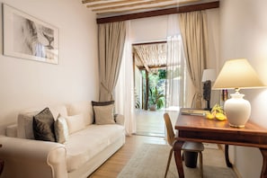 Chambre familiale, 2 chambres, accès à la piscine, vue sur le jardin (Cinnamon) | Draps en coton égyptien, literie de qualité, minibar, coffre-fort