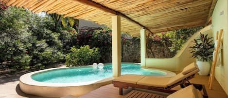 Garden Villa with Pool | Room amenity