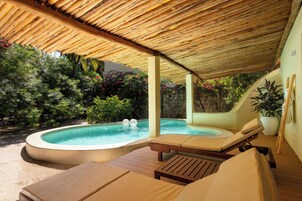 Garden Villa with Pool | Room amenity