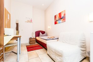 Single Room | In-room safe, iron/ironing board, rollaway beds, free WiFi