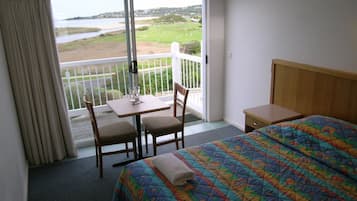 Habitación, balcón, vista al océano | Escritorio, tabla de planchar con plancha, wifi gratis y ropa de cama