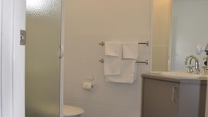 Ein Badezimmer mit Toilette, Waschbecken und Duschkabine.