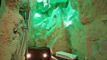 Superior Double Room (iZen, Grotto shower) | Room amenity