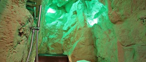 Superior Double Room (iZen, Grotto shower) | Room amenity