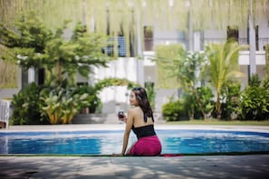 Kolam renang outdoor, dengan kursi berjemur