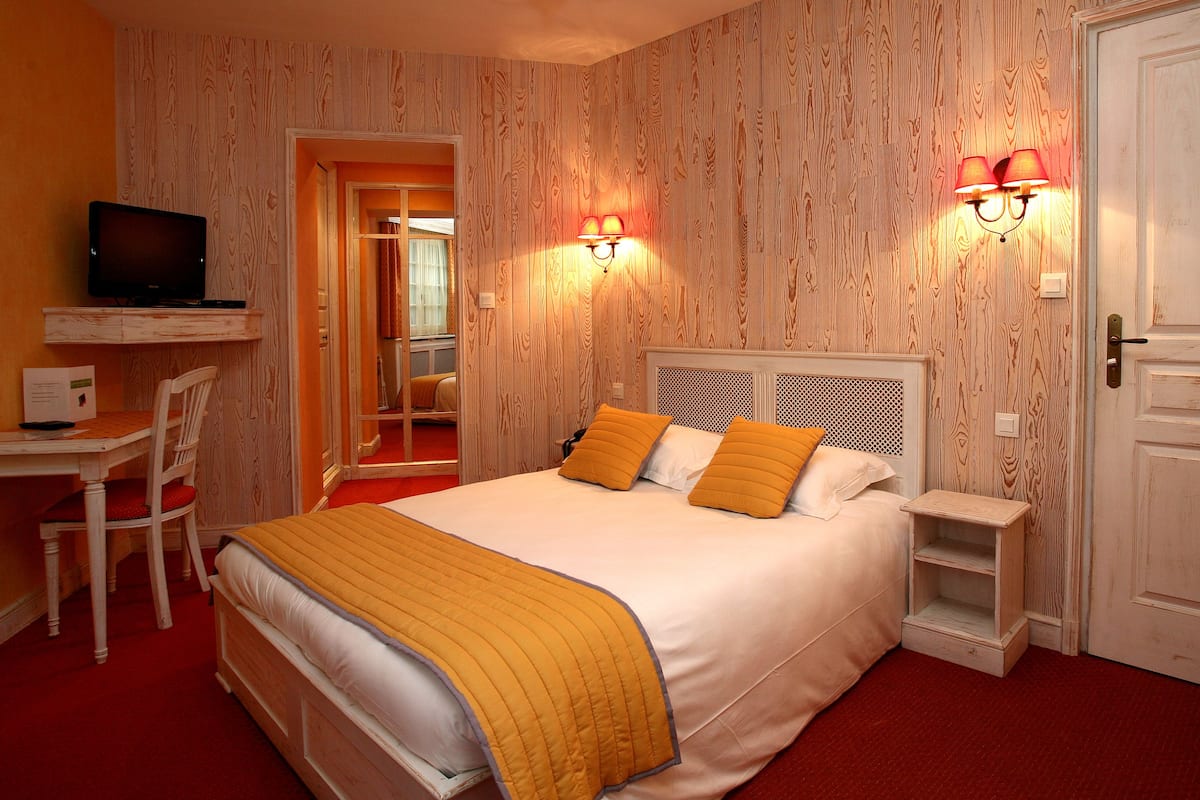 In-room safe, desk, soundproofing, cots/infant beds