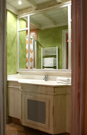 Classic Double Room, Park View | Bathroom | Free toiletries, hair dryer, towels - Hôtel La Grande Bruyère (Touffreville)