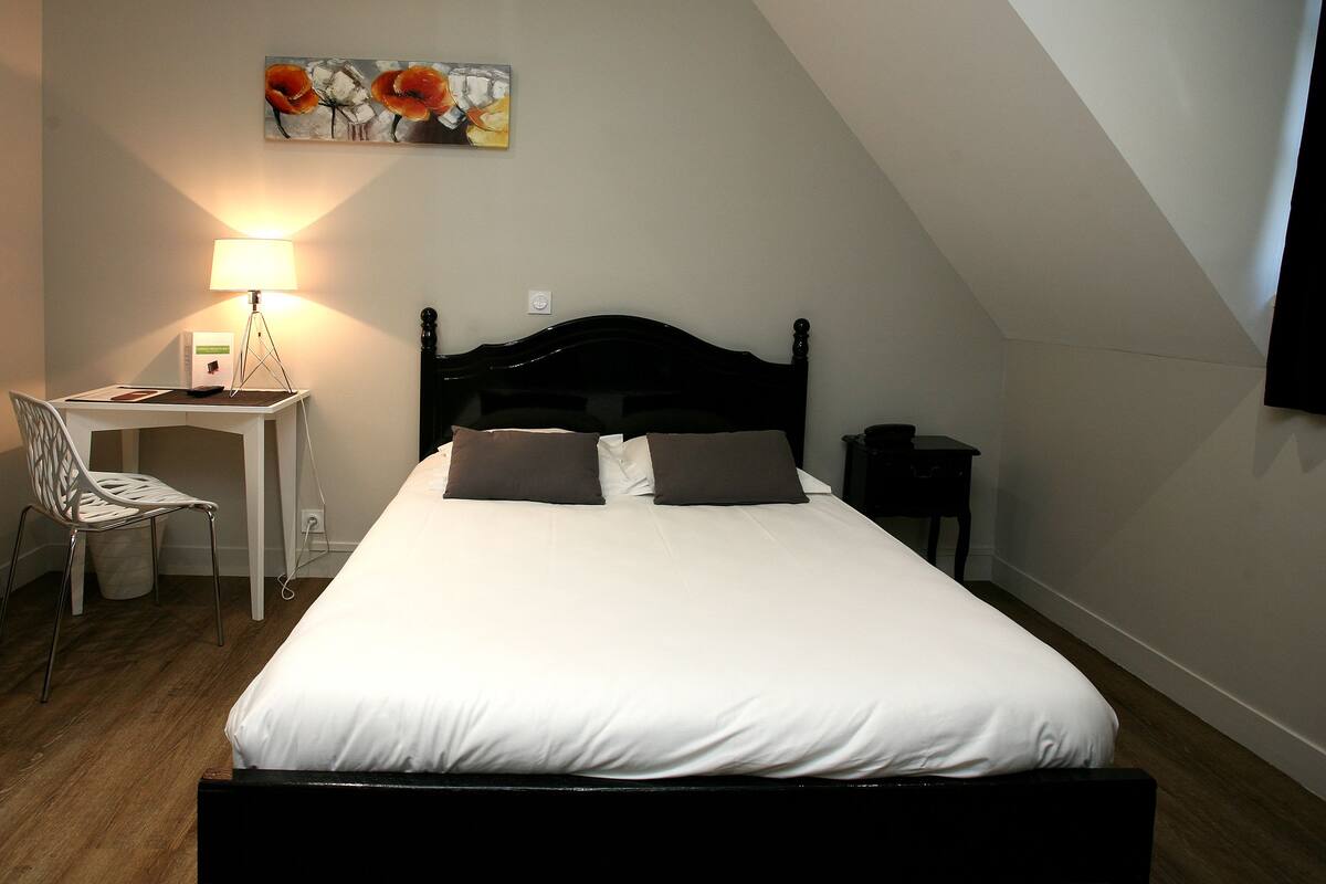 Design Room, 1 Double Bed, Park View | In-room safe, desk, soundproofing, cots/infant beds