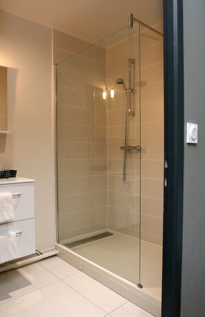 Design kamer, 1 tweepersoonsbed, uitzicht op park | Badkamer | Gratis toiletartikelen, een haardroger, handdoeken