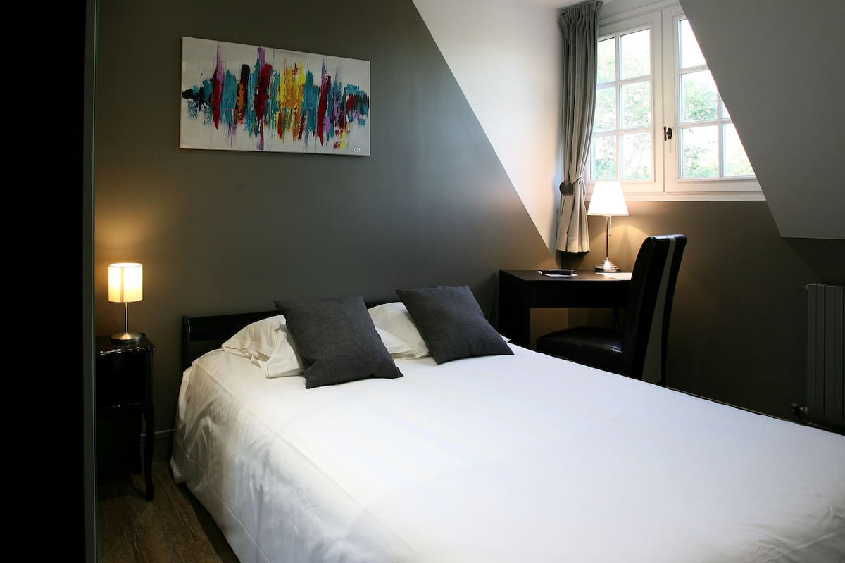 In-room safe, desk, soundproofing, cots/infant beds