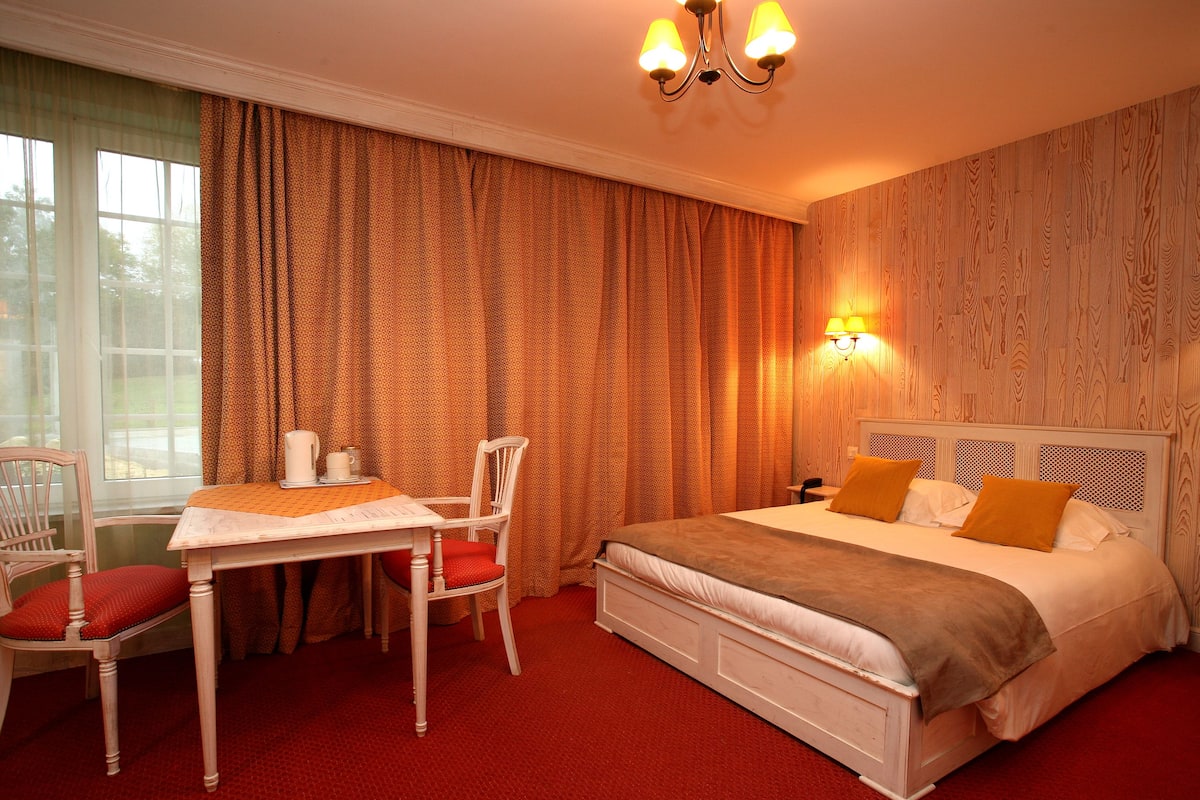 Superior Triple Room, Accessible | Peti besi dalam bilik, meja, kalis bunyi, katil bayi/kot (surcaj)