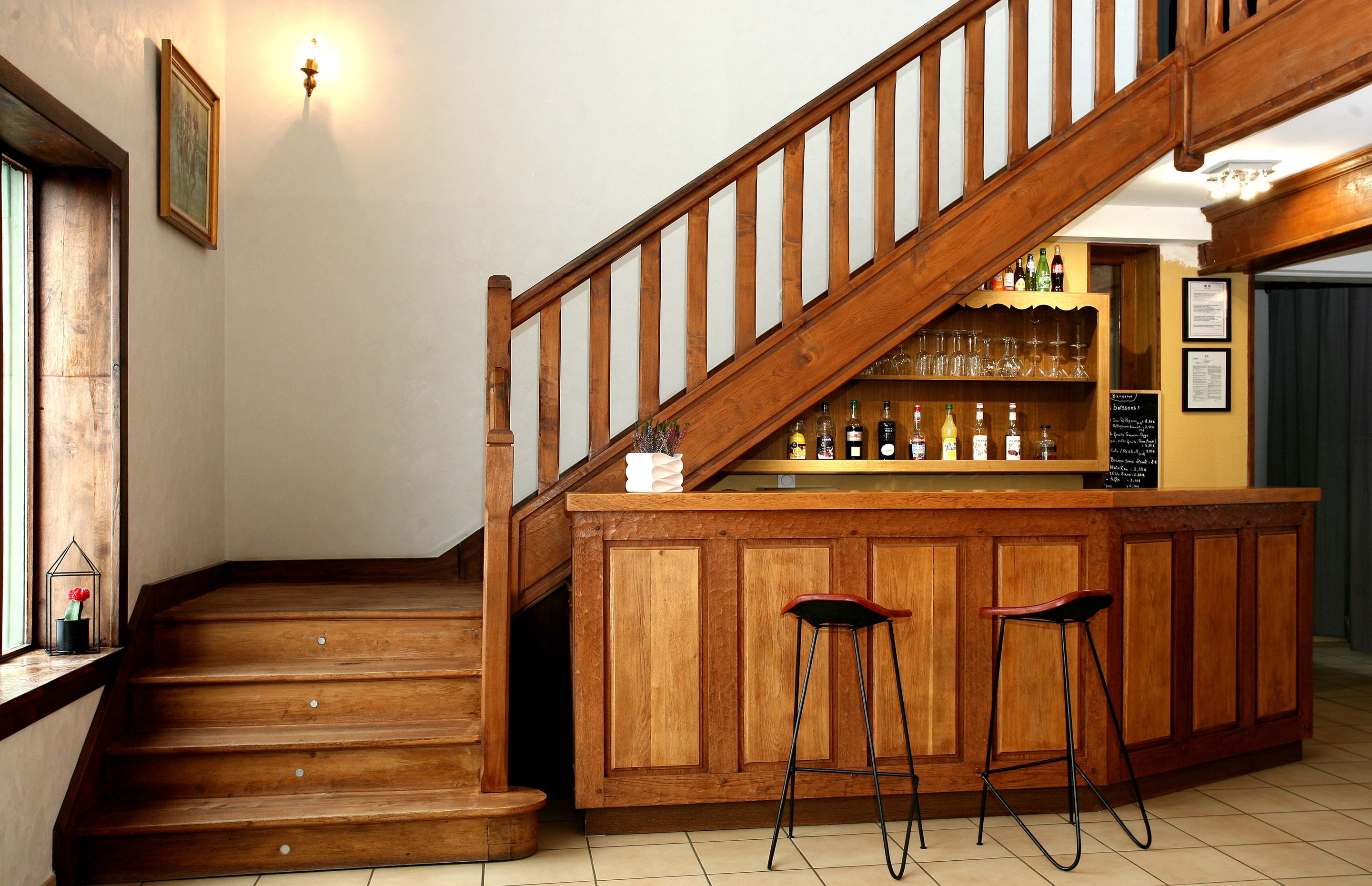 Bar (trong khuôn viên)