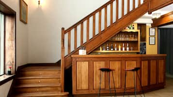 Bar (trong khuôn viên)