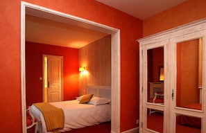 In-room safe, desk, soundproofing, cots/infant beds - Hôtel La Grande Bruyère (Touffreville)