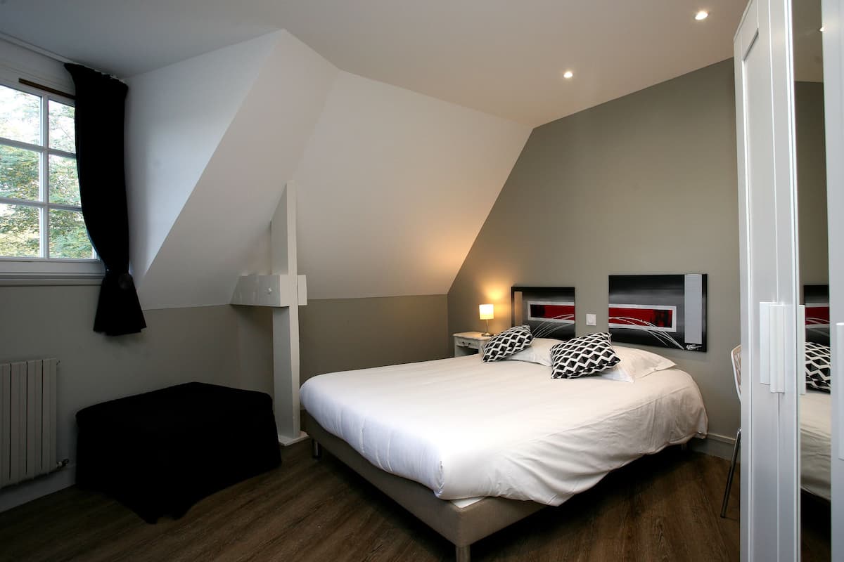 Design Triple Room, 1 Katil Kelamin (Double), Non Smoking, Park View | Peti besi dalam bilik, meja, kalis bunyi, katil bayi/kot (surcaj)
