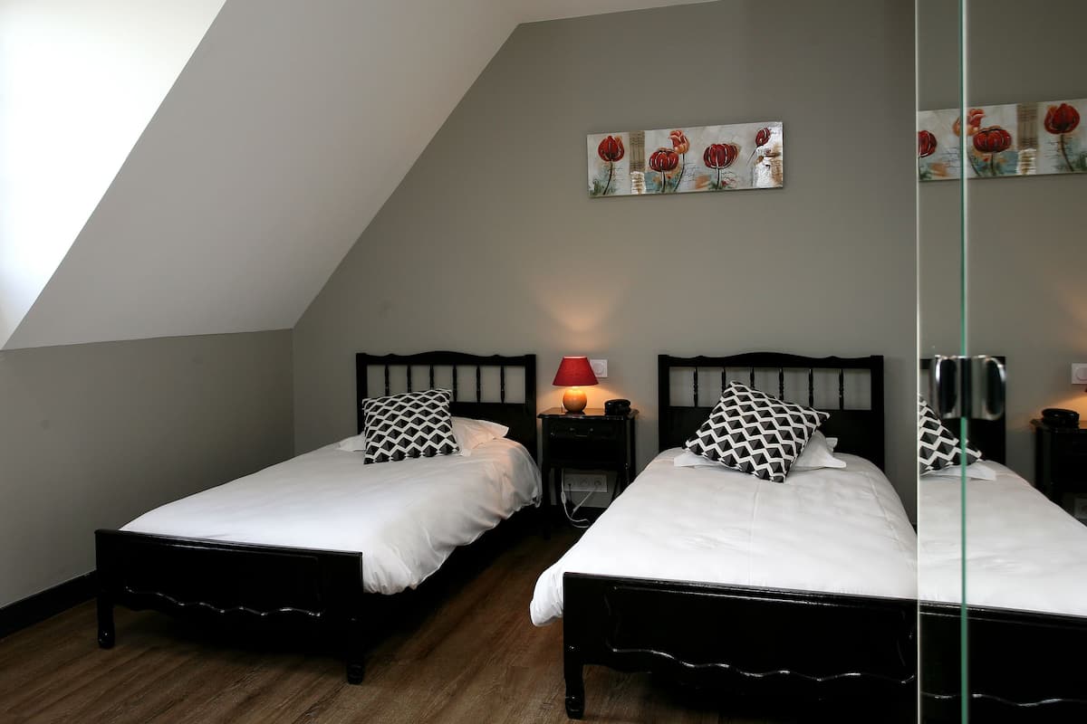 Comfort Twin Room, 2 Single Beds, Ensuite | Bathroom | Free toiletries, hair dryer, towels
