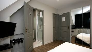 Design Room, 1 Double Bed, Park View | In-room safe, desk, soundproofing, cots/infant beds