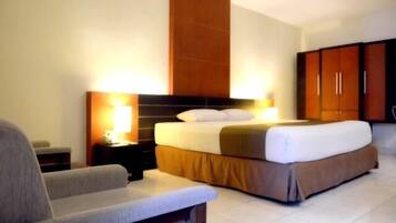 Premium bedding, in-room safe, free WiFi