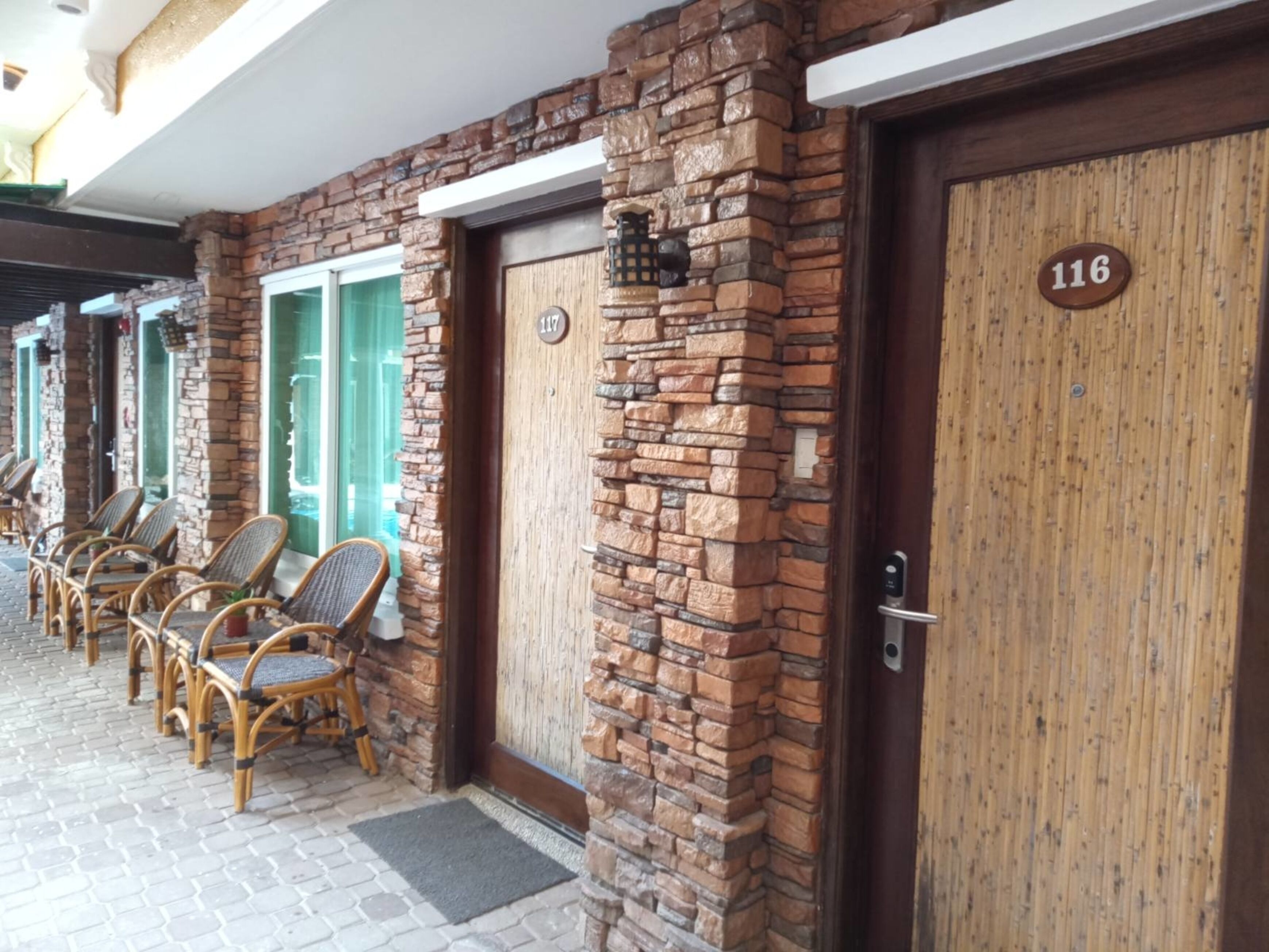 deluxe family | exterior