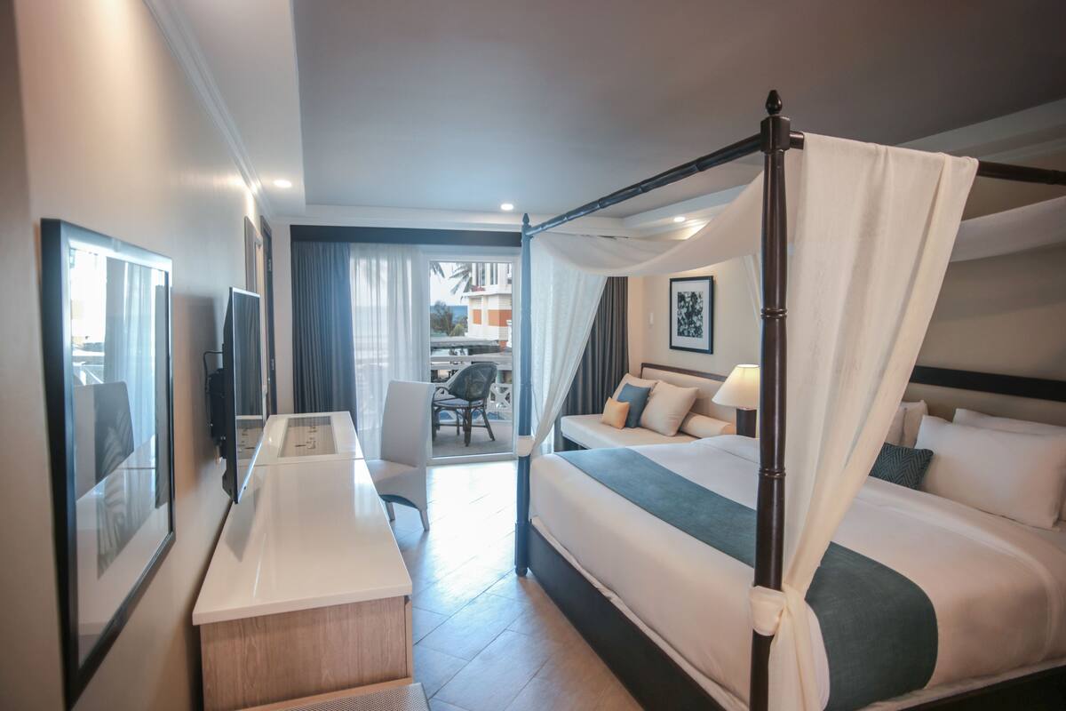 Habitación (Premier Deluxe Sea View) | Edredones de plumas, caja fuerte, escritorio