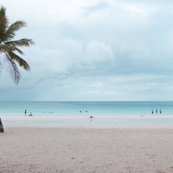 Am Strand, weißer Sandstrand, Strandtücher