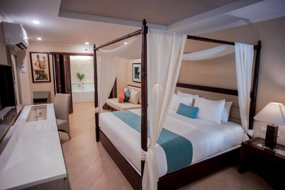 Habitación (Grand Deluxe Poolside) | Edredones de plumas, caja fuerte, escritorio