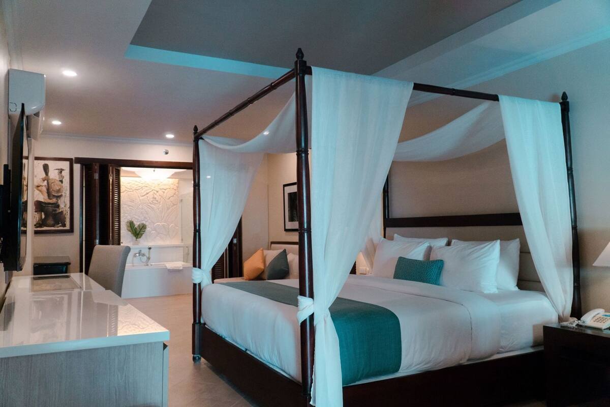 Down duvets, in-room safe, desk, laptop workspace