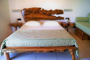Een minibar, een bureau, extra bedden, gratis wifi