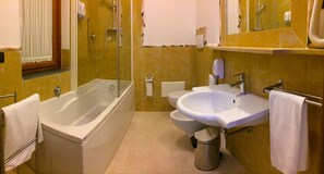 A bathroom with a bathtub, a sink, and a shower. - Villa Masseria Marini (San Giuseppe Vesuviano)