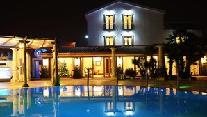 A hotel with a swimming pool, a covered outdoor area, and a Christmas tree. - Villa Masseria Marini (San Giuseppe Vesuviano)