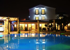 Piscine extérieure (ouverte en saison)