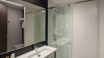 Een haardroger, een bidet, handdoeken