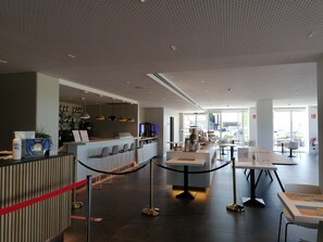 Lobby-lounge