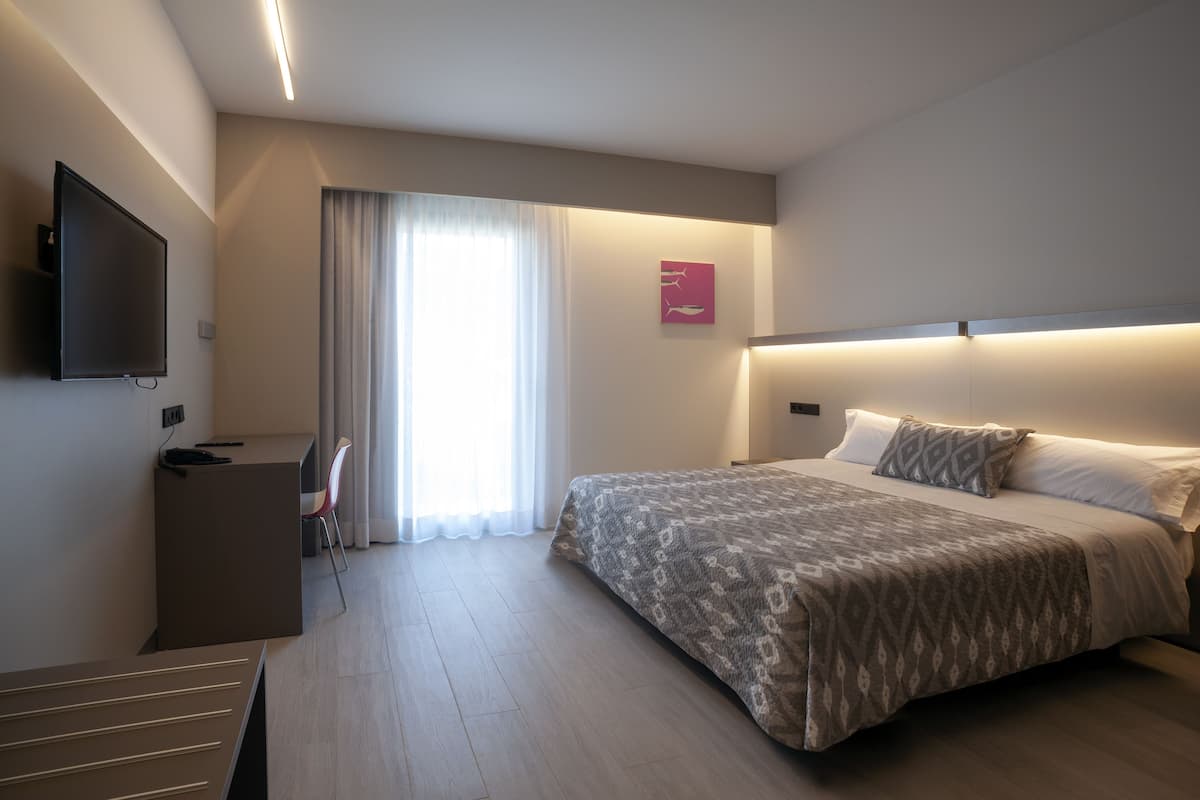 Cofres nos quartos, escrivaninha, quartos à prova de som, berços grátis