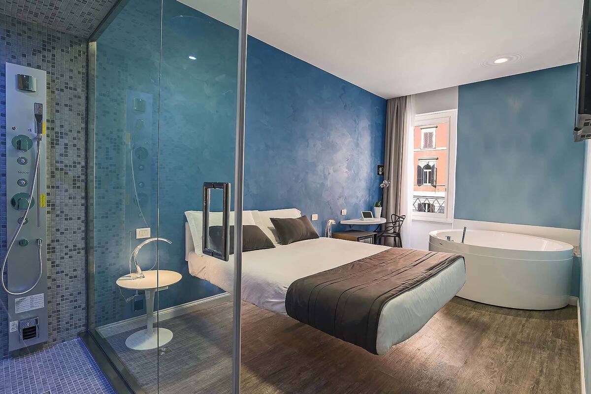 Suite, jet tub | Seprai Frette Italia, selimut bulu angsa, busa memori, dan minibar