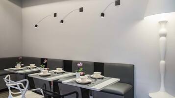 TĂ€gliches inbegriffenes FrĂŒhstĂŒcksbuffet