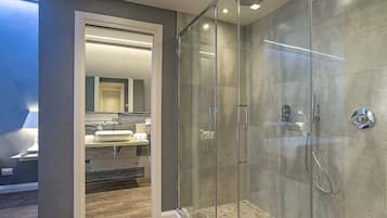 Suite, Jetted Tub | Frette Italian sheets, down duvets, memory-foam beds, minibar