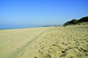 Ligstoelen aan het strand, parasols