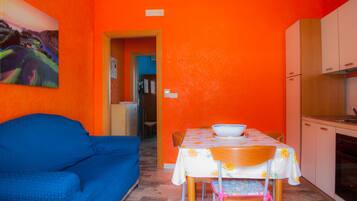 Familienstudio, 1 Schlafzimmer, Erdgeschoss | Minibar, Zimmersafe, individuell dekoriert, Schreibtisch