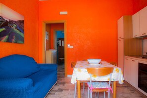 Family Studio, 1 Bedroom, Ground Floor | Minibar, in-room safe, individually decorated, desk - B&B AlbaChiara (Agrigento)