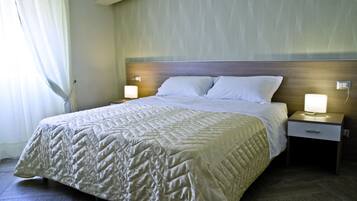 Standard-Doppelzimmer zur Einzelnutzung | Minibar, Zimmersafe, individuell dekoriert, Schreibtisch