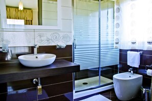Standaard tweepersoonskamer, voor 1 persoon | Badkamer | Een douche, een regendouche, gratis toiletartikelen, een haardroger