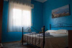 Estúdio família, 1 quarto, no piso térreo | 1 quarto, frigobar, cofres nos quartos, individualmente decorados