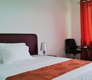 Standard-Einzelzimmer, 1 Queen-Bett | Hochwertige Bettwaren, Daunenbettdecken, individuell dekoriert