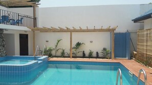 Outdoor pool, pool umbrellas, sun loungers - Lane Residence (Accra)